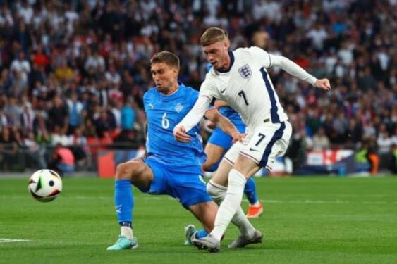 Foto: Cole Palmer menendang bola dalam pertandingan uji coba antara Timnas Inggris melawan Islandia di Wembley, London pada Sabtu (08/6/2024).