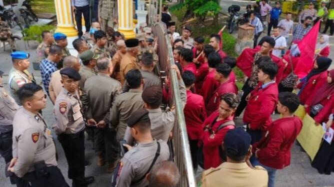 Massa IMM melakukan unjuk rasa di Gerbang Kantor Bupati Langkat.