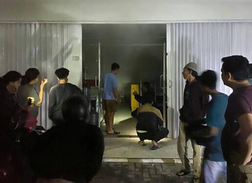 Foto: Kondisi bagian depan minimarket yang terbakar gudang belakangnya.