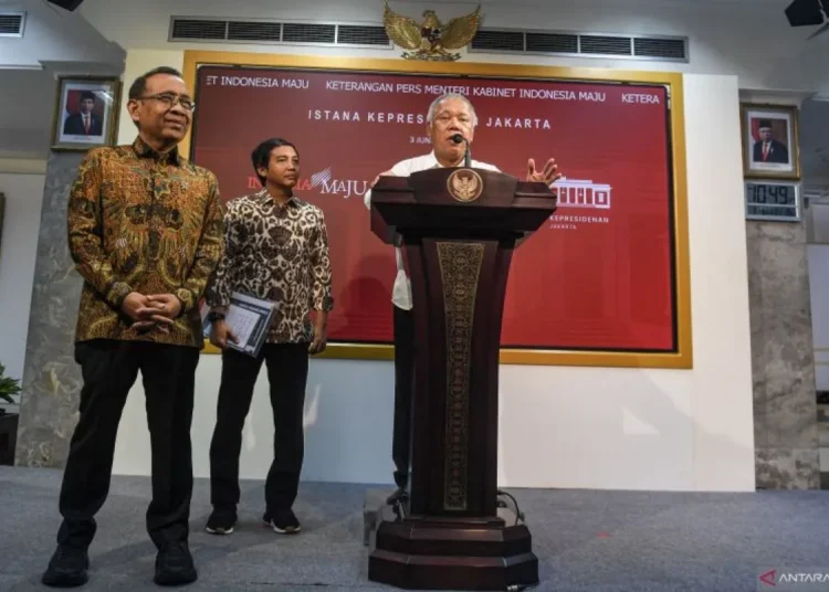 Foto: Menteri Pekerjaan Umum dan Perumahan Rakyat (PUPR) Basuki Hadimuljono (kiri) bersama Wamen ATR/Waka BPN Raja Juli Antoni (kanan) memberikan keterangan kepada media.