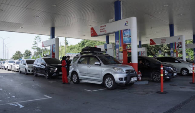 Pelemahan rupiah dan lonjakan harga minyak diprediksi membuat pemerintah menaikkan harga BBM.