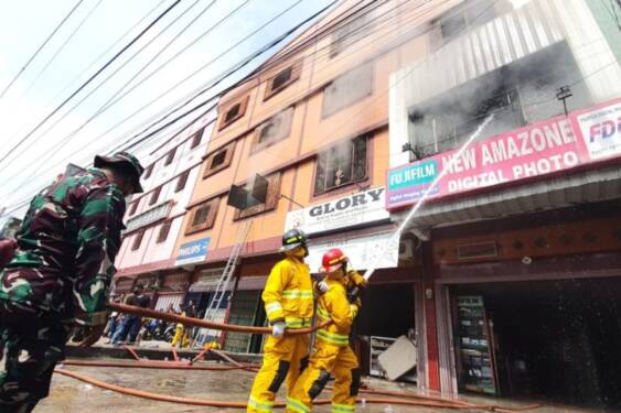 Foto: Petugas saat proses pemadaman dan evakuasi kebakaran ruko di Bengkalis.