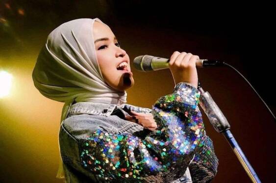 Foto: Putri Ariani jadi penampil pembuka di konser Alan Walker Jakarta.