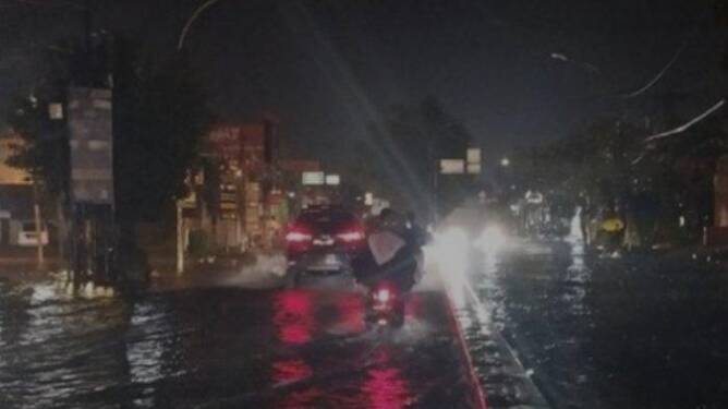 Foto: Kondisi banjir di Jalan Letda Sujono.