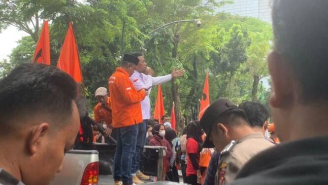 Foto: Seorang buruh melakukan orasi.