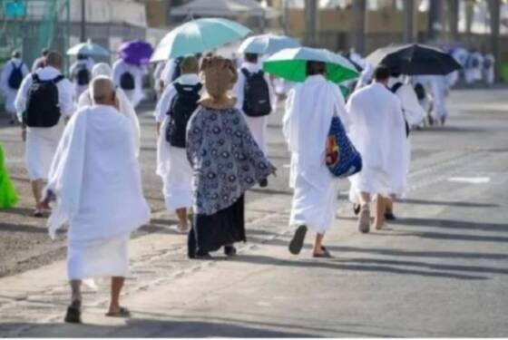 Foto: Suhu udara 51 derajat celcius membuat jamaah haji menggunakan payung di Makkah.