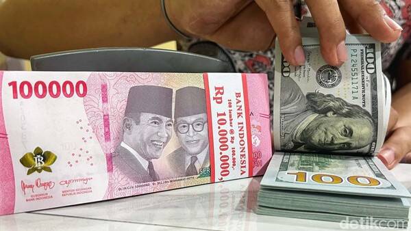 Foto: Nilai tukar rupiah terhadap dolar AS masih mengalami pelemahan. Dolar negeri Paman Sam itu masih bertengger di level Rp16 ribu-an.
