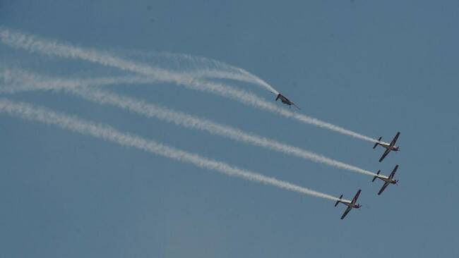 Foto: Satu pilot tewas dalam kecelakaan tabrakan dua pesawat aerobatik di Beja Air Show.