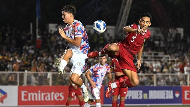 Foto: Bek Timnas Indonesia Rizky Ridho saat duel dengan pemain Filipina di leg pertama.