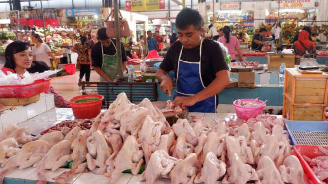 Foto: Penjualan daging ayam.