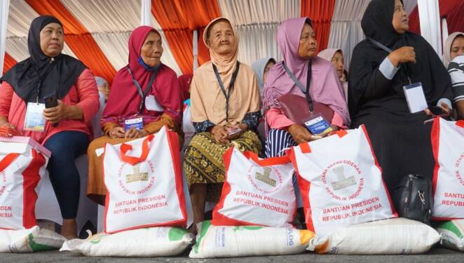 Foto: Warga memperoleh bantuan sosial.