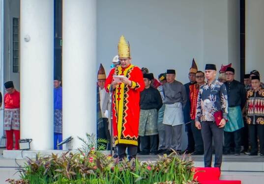Foto: Wali Kota Medan Bobby Nasution bertindak sebagai Irup peringatan Harlah Pancasila di halaman Balai Kota Medan, Sabtu (1/6/2024).
