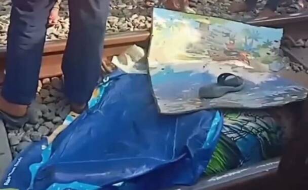 Foto: Jasad yang diduga tewas tertabrak kereta api.