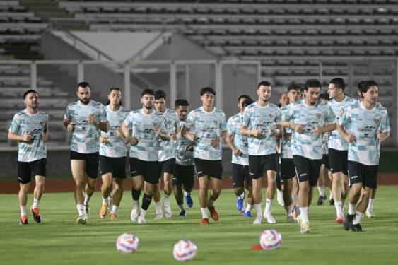 Foto: Timnas Indonesia saat latihan jelang lawan Filipina, Minggu (9/6).