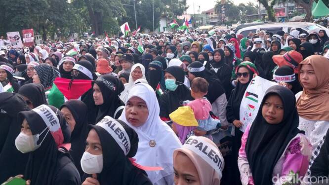 Foto: Massa saat aksi bela Palestina di depan Masjid Raya Al-Mashun.