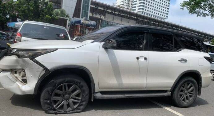 Foto: Kondisi mobil pelaku yang mengalami kerusakan.