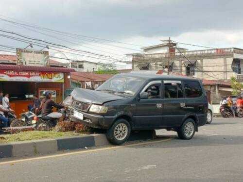 Mobil Kijang yang diduga menabrak sejumlah pengendara.