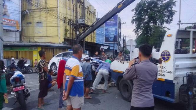 Foto: Mobil Satlantas yang ditabrak warga di Medan dievakuasi.