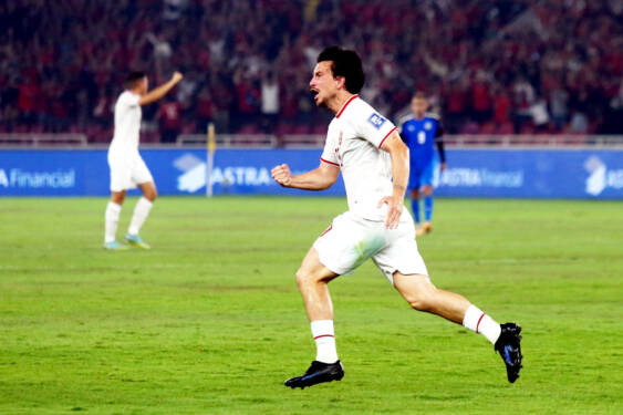 Foto: Pesepak bola Timnas Indonesia Thom Jan Haye berselebrasi usai mencetak gol indah ke gawang Filipina.