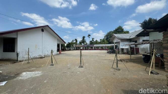 Foto: Pondasi dari bambu terpasang di akses masuk ke SDN 064022 dan SDN 060972 yang berada di Jalan Bunga Rampe, Kecamatan Medan Tuntungan, Kota Medan.