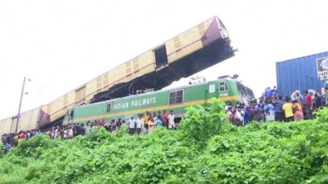 Foto: Salah satu gerbong kereta penumpang di India terangkat ke atas dalam tabrakan dengan kereta barang.