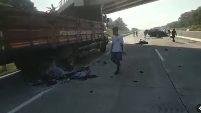 Foto: Kecelakaan mobil Pajero yang menabrak truk parkir di tepi jalan tol Semarang-Batang KM 405.