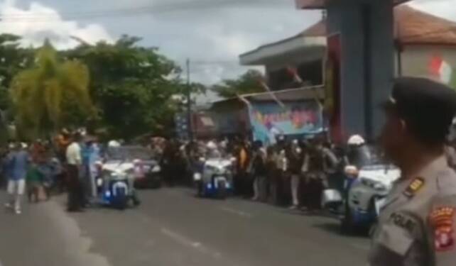 Foto: Tangkapan layar video viral ambulans disetop saat rombongan Presiden Jokowi lewat.