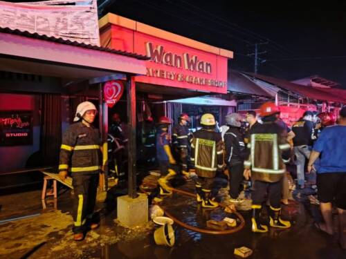 Foto: Sejumlah petugas pemadam mendinginkan api yang membakar toko roti di Medan Polonia.