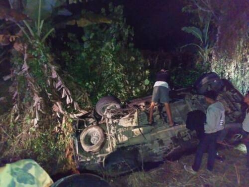 Mobil Xenia yang terbalik di Jalan Besar Sidamanik.