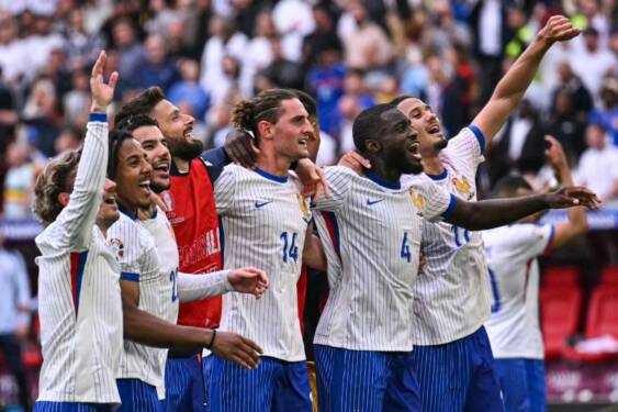 Foto: Gelandang Prancis Adrien Rabiot bersama rekan-rekan satu timnya setelah akhir pertandingan Prancis melawan Belgia dalam babak 16 besar Euro 2024 di Duesseldorf Arena, Duesseldorf, 1 Juli 2024.