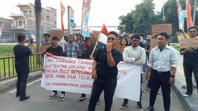 Foto: Massa Aliansi Mahasiswa Sumatera Utara Bersatu mendesak pengungkapan kebenaran kasus kebakaran rumah wartawan di Tanah Karo, Kamis (4/7/2024).