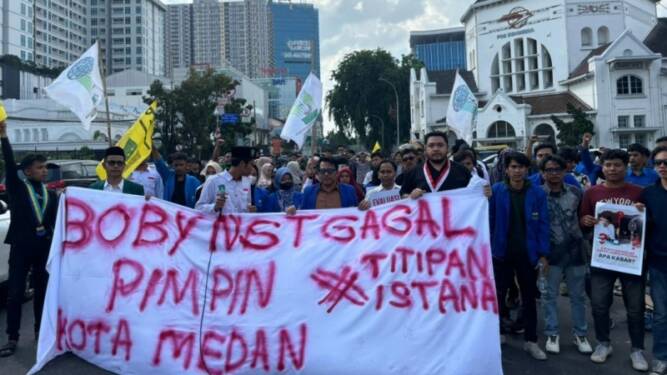 Foto: Ratusan mahasiswa menggelar Mimbar Rakyat di Titik Nol Lapangan Merdeka, Jalan Balai Kota Medan, Kamis (18/7/2024).