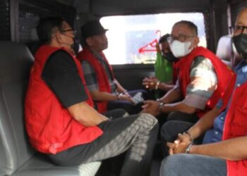 Kelima tersangka dugaan korupsi Rp2 miliar seleksi PPPK Kabupaten Batu Bara sedang di dalam mobil tahanan menuju Rutan Tanjung Gusta Medan, Selasa (24/7/2024).
