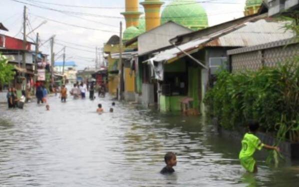 Foto: Banjir rob merendam rumah warga di Belawan, Medan.