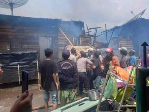 Foto: 36 rumah hangus terbakar di simpang Desa Dokan, Kecamatan Merek, Kabupaten Karo, Sumatera Utara.
