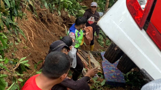 Foto: Bus Masuk Jurang
