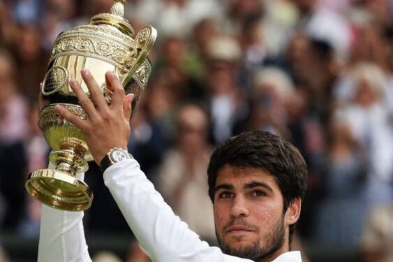Foto: Carlos Alcaraz menjadi juara Wimbledon dua kali setelah mengalahkan Novak Djokovic 6-2, 6-2, 7-6(4), Minggu.