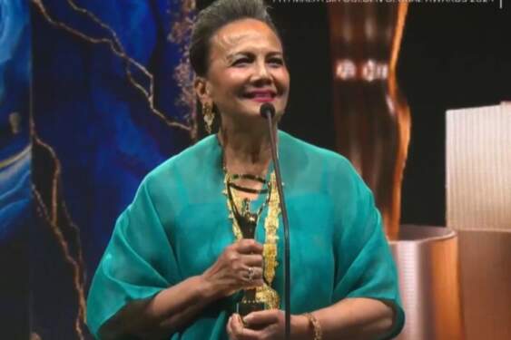 Foto: Christine Hakim menerima penghargaan Lifetime Achievement Award di Malaysia Golden Globe Award (MGGA) 2024 di Kuala Lumpur, Sabtu (27/7/2024).