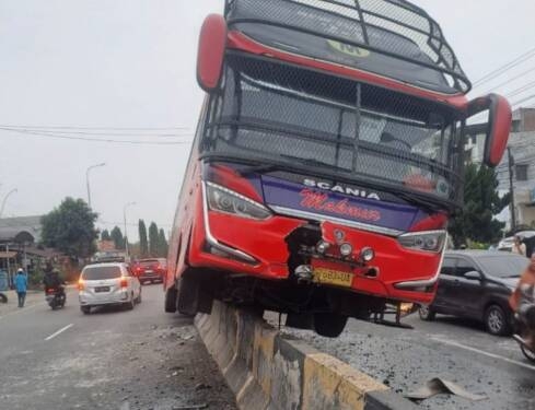 Kondisi bus Makmur yang menabrak beton pembatas jalan.