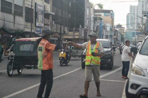 Foto: Petugas mengatur kendaraan yang parkir di Medan.
