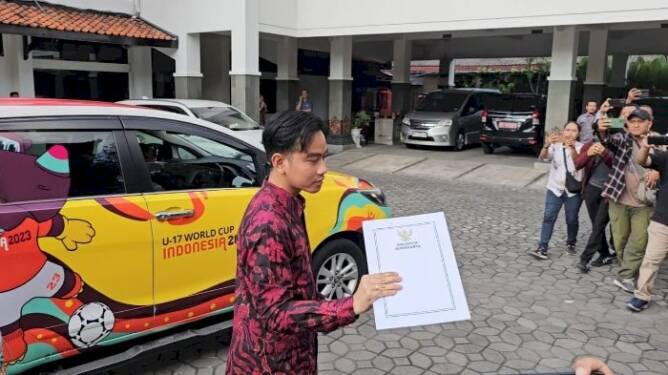 Foto: Gibran serahkan surat pengunduran diri ke DPRD Kota Surakarta.