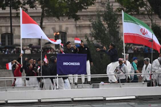 Foto: Kapal kontingen Indonesia menyusuri sungai Seine saat pembukaan Olimpiade Paris 2024 di Paris, Prancis, Jumat (26/7/2024).