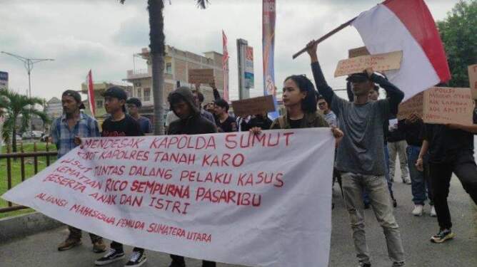 Foto: Komite Keselamatan Jurnalis Sumut melakukan aksi demo di Polda Sumut.