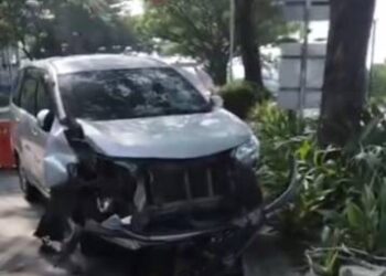 Avanza Rusak Parah Tabrak Halte di Citraland Medan Estate