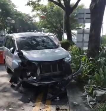 Foto: Mobil Avanza Silver yang menabrak Halte di Komplek Citraland.