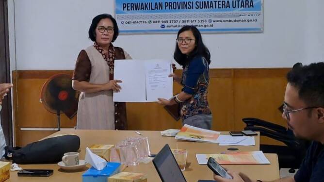 Foto: Penyerahan LAHP kepada Kepala SMAN 8 Medan dari Ombudsman RI Perwakilan Sumut.