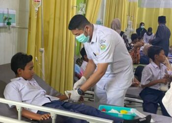 Pelajar diduga keracunan massal saat menjalani perawatan di RS TAS Beureunuen, Pidie, Rabu (24/7/2024).