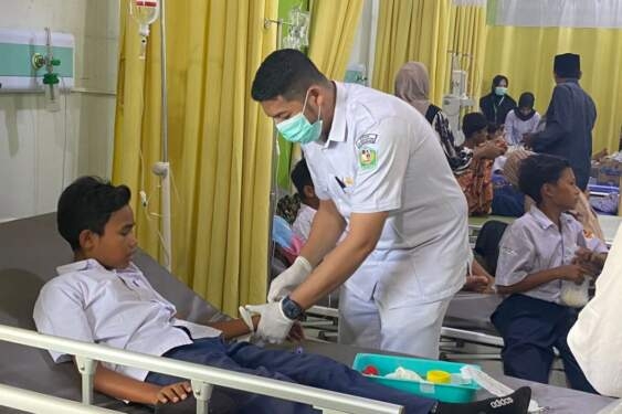 Pelajar diduga keracunan massal saat menjalani perawatan di RS TAS Beureunuen, Pidie, Rabu (24/7/2024).