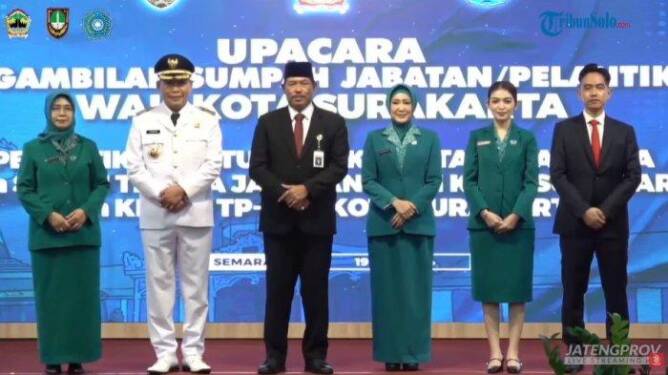 Foto: Teguh Prakosa resmi gantikan Gibran sebagai Wali Kota Surakarta.
