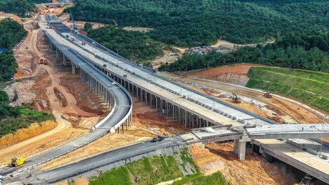 Pembangunan jalan tol.